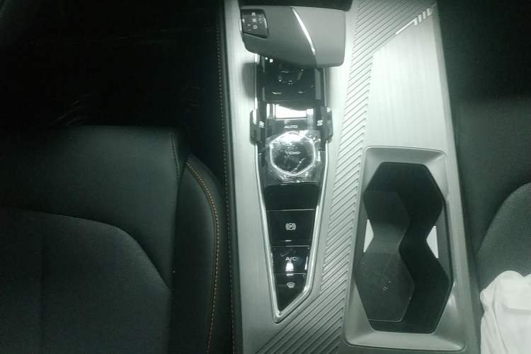 Used CHANGAN OSHAN Z6 New Energy 2023 ZhiDian iDD 150KM Flagship PLUS Smart Parking Edition Gear Lever