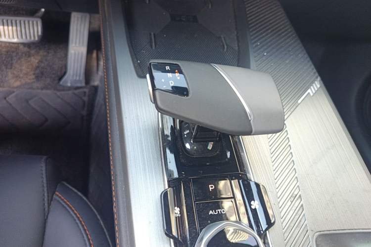 Used CHANGAN OSHAN Z6 New Energy 2023 ZhiDian iDD 150KM Flagship PLUS Smart Parking Edition Gear Lever