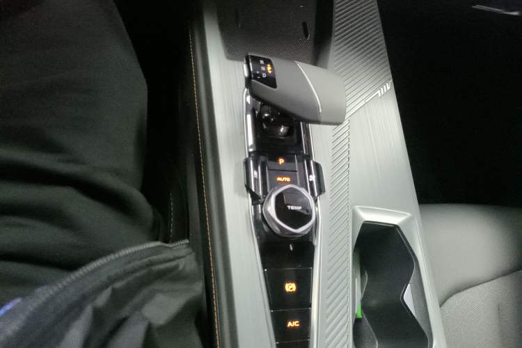 Used CHANGAN OSHAN Z6 New Energy 2023 ZhiDian iDD 150KM Flagship PLUS Smart Parking Edition Gear Lever