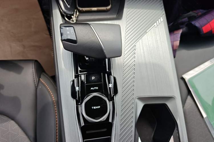 Used CHANGAN OSHAN Z6 New Energy 2023 ZhiDian iDD 150KM Flagship PLUS Smart Parking Edition Gear Lever