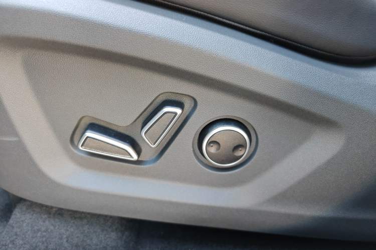 Used CHANGAN OSHAN Z6 New Energy 2023 ZhiDian iDD 150KM Flagship PLUS Smart Parking Edition Interior 4