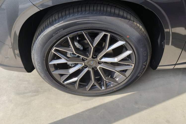 Used CHANGAN OSHAN Z6 New Energy 2023 ZhiDian iDD 150KM Flagship PLUS Smart Parking Edition Left Front Wheel Hub