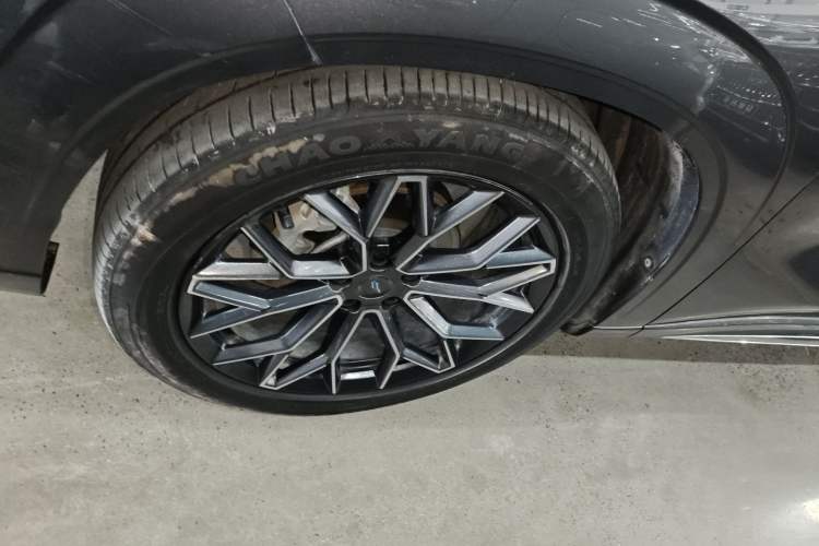 Used CHANGAN OSHAN Z6 New Energy 2023 ZhiDian iDD 150KM Flagship PLUS Smart Parking Edition Left Front Wheel Hub