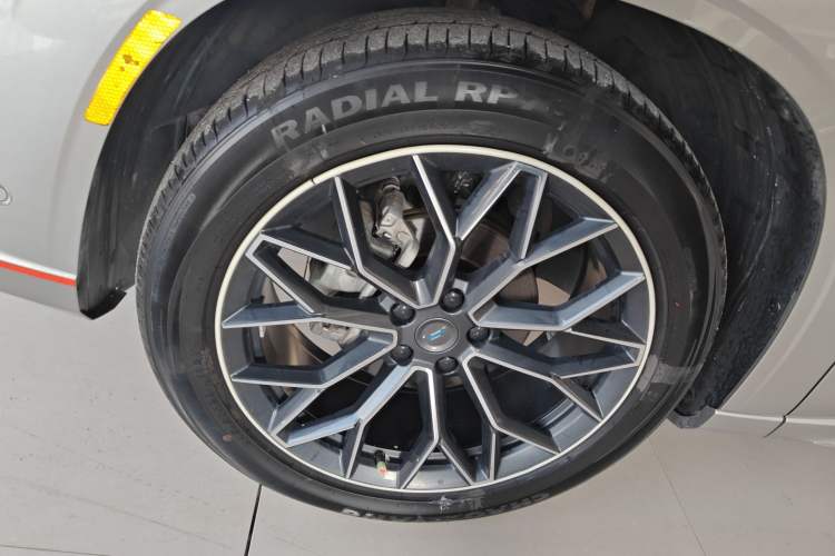 Used CHANGAN OSHAN Z6 New Energy 2023 ZhiDian iDD 150KM Flagship PLUS Smart Parking Edition Left Front Wheel Hub