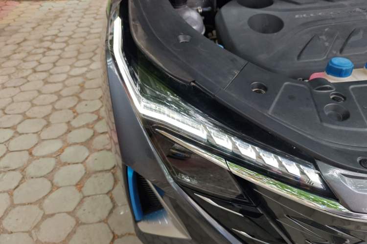 Used CHANGAN OSHAN Z6 New Energy 2023 ZhiDian iDD 150KM Flagship PLUS Smart Parking Edition Right Front Headlight