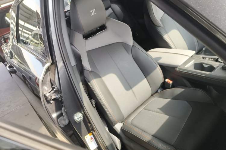 Used CHANGAN OSHAN Z6 New Energy 2023 ZhiDian iDD 150KM Flagship PLUS Smart Parking Edition Right Front Seat