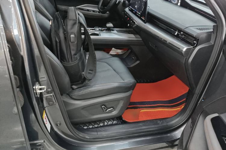 Used CHANGAN OSHAN Z6 New Energy 2023 ZhiDian iDD 150KM Flagship PLUS Smart Parking Edition Right Front Seat