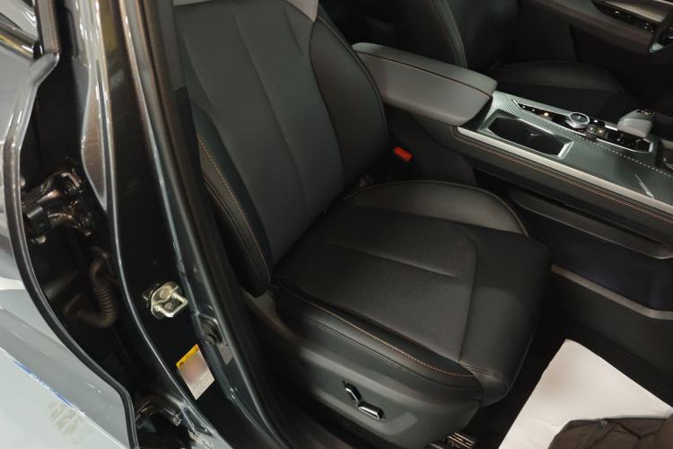 Used CHANGAN OSHAN Z6 New Energy 2023 ZhiDian iDD 150KM Flagship PLUS Smart Parking Edition Right Front Seat