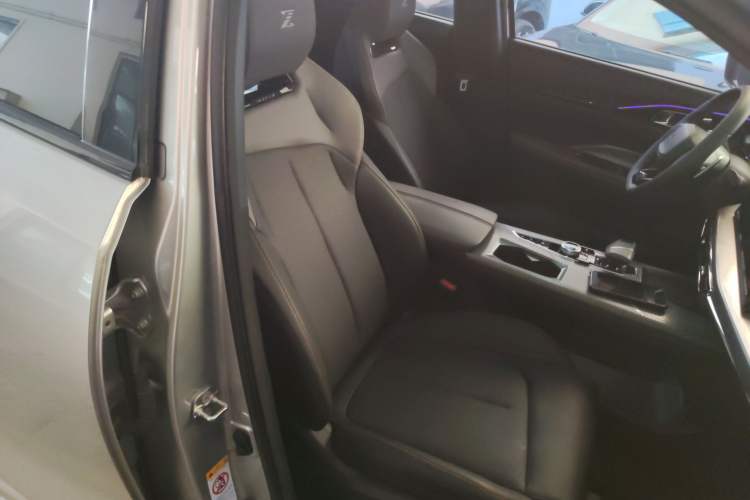 Used CHANGAN OSHAN Z6 New Energy 2023 ZhiDian iDD 150KM Flagship PLUS Smart Parking Edition Right Front Seat