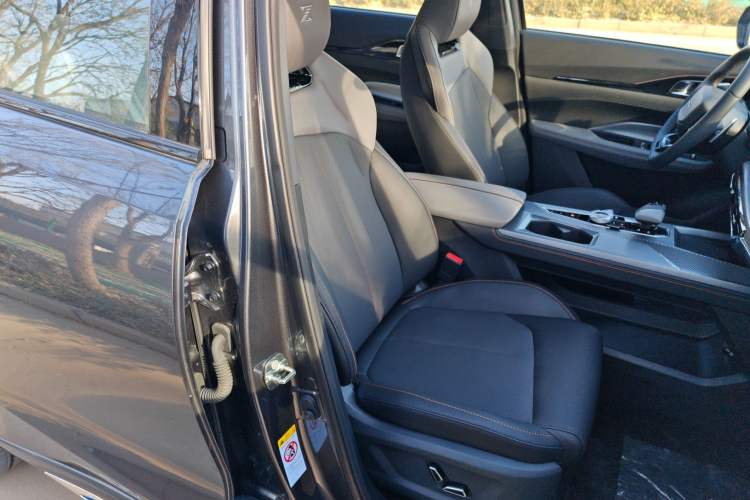 Used CHANGAN OSHAN Z6 New Energy 2023 ZhiDian iDD 150KM Flagship PLUS Smart Parking Edition Right Front Seat
