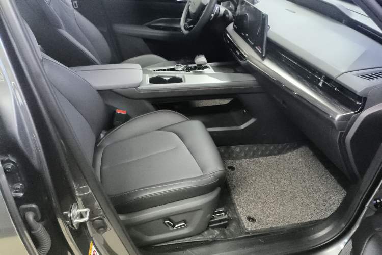 Used CHANGAN OSHAN Z6 New Energy 2023 ZhiDian iDD 150KM Flagship PLUS Smart Parking Edition Right Front Seat