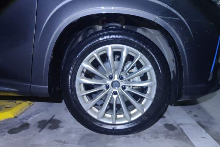 Used CHANGAN OSHAN Z6 New Energy 2023 ZhiDian iDD 150KM Flagship Model Right Front Wheel Hub