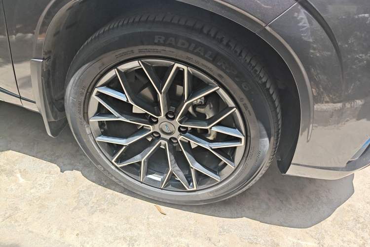 Used CHANGAN OSHAN Z6 New Energy 2023 ZhiDian iDD 150KM Flagship PLUS Right Front Wheel Hub