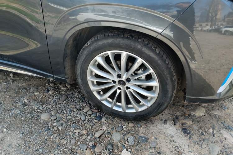 Used CHANGAN OSHAN Z6 New Energy 2023 ZhiDian iDD 150KM Flagship Model Right Front Wheel Hub