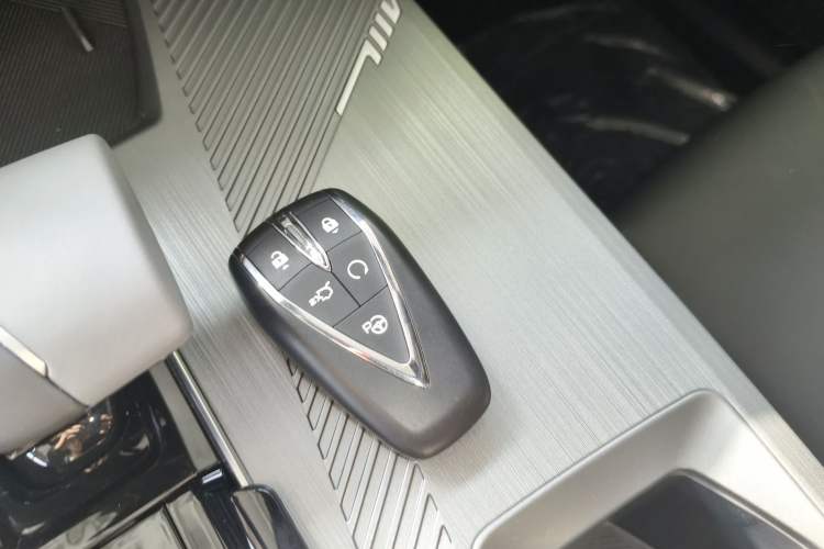 Used CHANGAN OSHAN Z6 New Energy 2023 ZhiDian iDD 150KM Flagship PLUS Smart Parking Edition Vehicle Key
