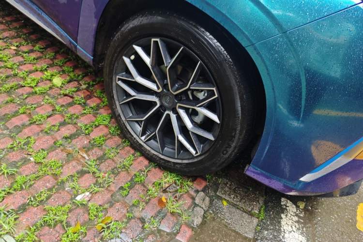 Used CHANGAN OSHAN Z6 New Energy 2023 ZhiDian iDD 150KM Flagship PLUS Right Front Wheel Hub