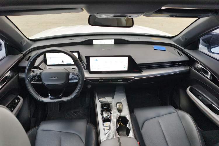 Used CHANGAN OSHAN Z6 New Energy 2023 ZhiDian iDD 150KM Flagship PLUS Smart Parking Edition Center Console