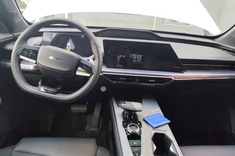 Used CHANGAN OSHAN Z6 New Energy 2023 ZhiDian iDD 150KM Flagship PLUS Smart Parking Edition Center Console