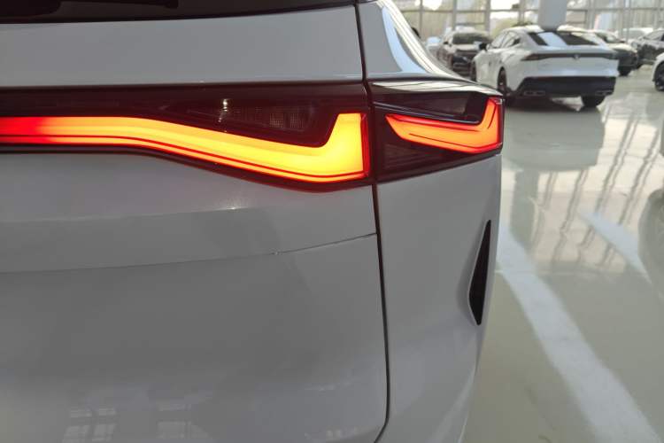 Used CHANGAN OSHAN Z6 New Energy 2023 ZhiDian iDD 150KM Flagship PLUS Exterior 3