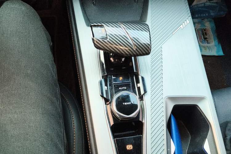 Used CHANGAN OSHAN Z6 New Energy 2023 ZhiDian iDD 150KM Flagship PLUS Smart Parking Edition Gear Lever
