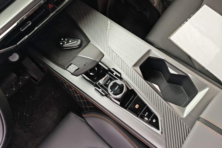 Used CHANGAN OSHAN Z6 New Energy 2023 ZhiDian iDD 150KM Flagship PLUS Smart Parking Edition Gear Lever