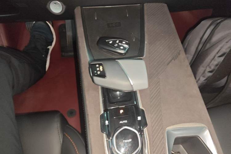 Used CHANGAN OSHAN Z6 New Energy 2023 ZhiDian iDD 150KM Flagship PLUS Smart Parking Edition Gear Lever