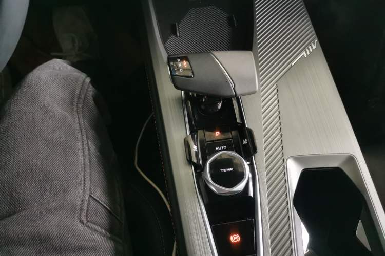Used CHANGAN OSHAN Z6 New Energy 2023 ZhiDian iDD 150KM Flagship PLUS Smart Parking Edition Gear Lever