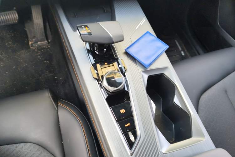 Used CHANGAN OSHAN Z6 New Energy 2023 ZhiDian iDD 150KM Flagship PLUS Smart Parking Edition Gear Lever