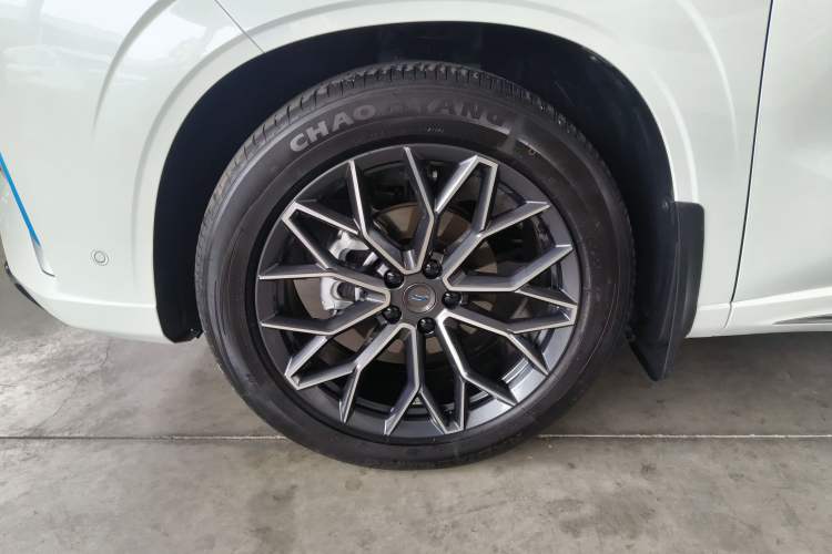 Used CHANGAN OSHAN Z6 New Energy 2023 ZhiDian iDD 150KM Flagship PLUS Smart Parking Edition Left Front Wheel Hub