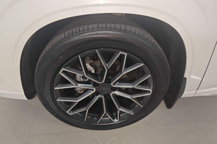 Used CHANGAN OSHAN Z6 New Energy 2023 ZhiDian iDD 150KM Flagship PLUS Smart Parking Edition Left Front Wheel Hub