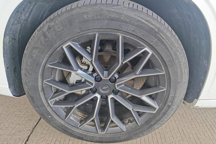 Used CHANGAN OSHAN Z6 New Energy 2023 ZhiDian iDD 150KM Flagship PLUS Smart Parking Edition Left Front Wheel Hub