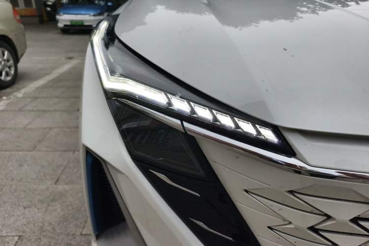 Used CHANGAN OSHAN Z6 New Energy 2023 ZhiDian iDD 150KM Flagship PLUS Smart Parking Edition Right Front Headlight