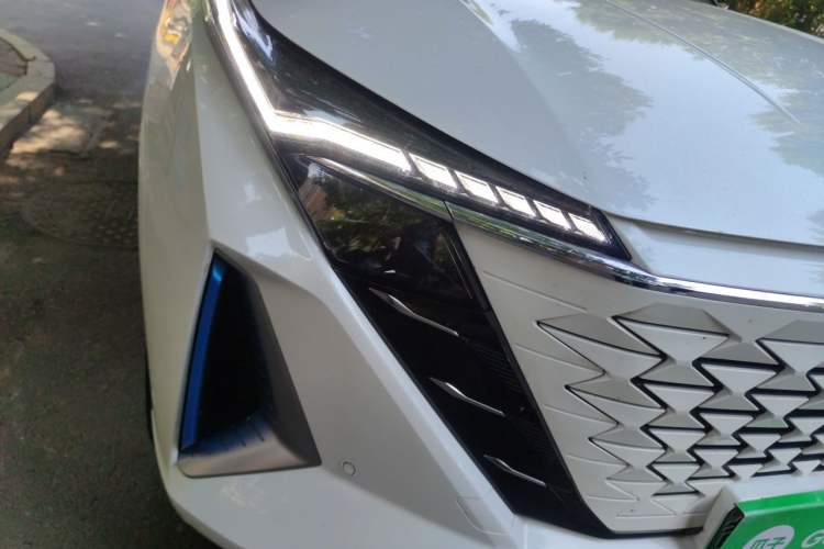 Used CHANGAN OSHAN Z6 New Energy 2023 ZhiDian iDD 150KM Flagship PLUS Smart Parking Edition Right Front Headlight