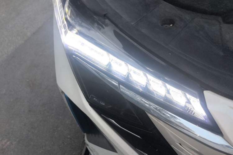 Used CHANGAN OSHAN Z6 New Energy 2023 ZhiDian iDD 150KM Flagship PLUS Smart Parking Edition Right Front Headlight