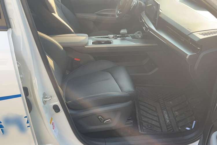 Used CHANGAN OSHAN Z6 New Energy 2023 ZhiDian iDD 150KM Flagship PLUS Smart Parking Edition Right Front Seat