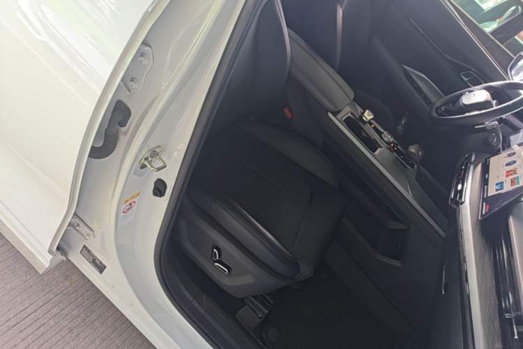 Used CHANGAN OSHAN Z6 New Energy 2023 ZhiDian iDD 150KM Flagship PLUS Smart Parking Edition Right Front Seat