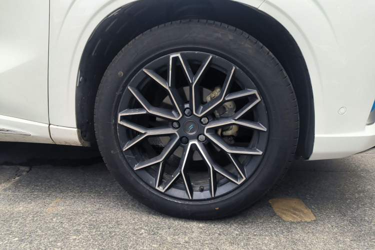 Used CHANGAN OSHAN Z6 New Energy 2023 ZhiDian iDD 150KM Flagship PLUS Smart Parking Edition Right Front Wheel Hub