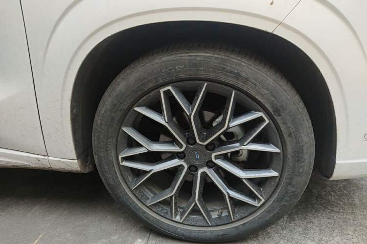 Used CHANGAN OSHAN Z6 New Energy 2023 ZhiDian iDD 150KM Flagship PLUS Smart Parking Edition Right Front Wheel Hub