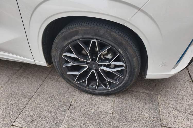 Used CHANGAN OSHAN Z6 New Energy 2023 ZhiDian iDD 150KM Flagship PLUS Smart Parking Edition Right Front Wheel Hub