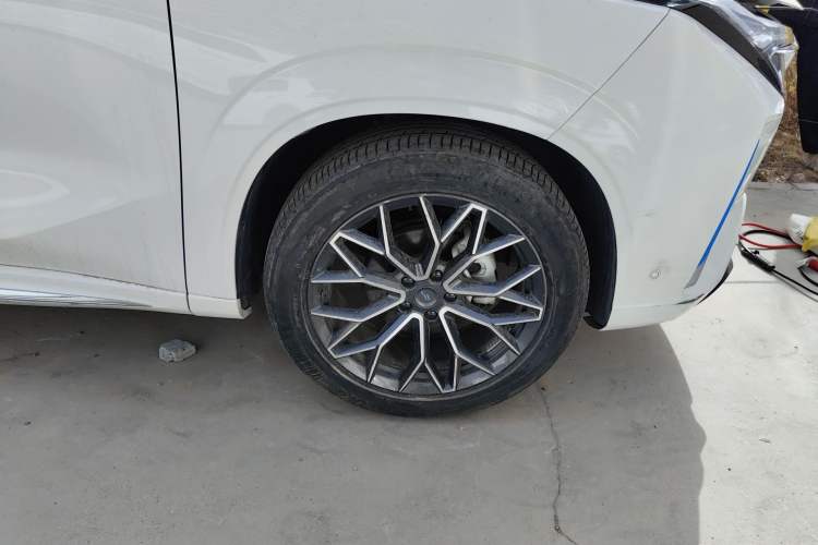 Used CHANGAN OSHAN Z6 New Energy 2023 ZhiDian iDD 150KM Flagship PLUS Smart Parking Edition Right Front Wheel Hub