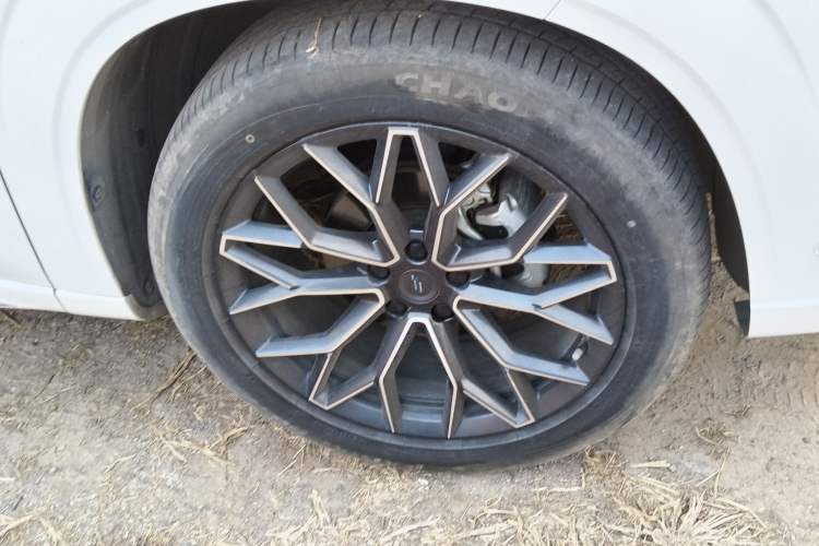 Used CHANGAN OSHAN Z6 New Energy 2023 ZhiDian iDD 150KM Flagship PLUS Smart Parking Edition Right Front Wheel Hub