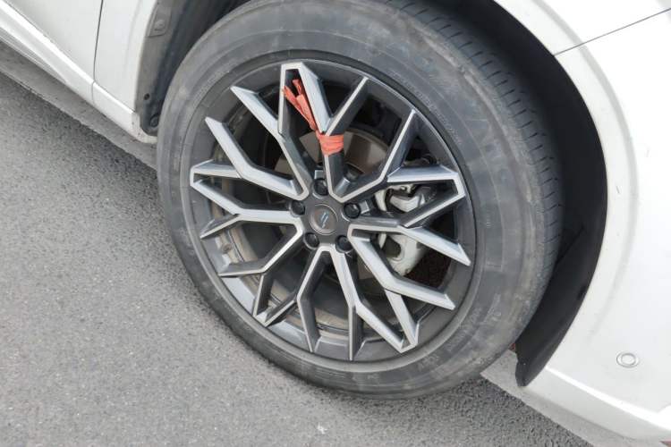 Used CHANGAN OSHAN Z6 New Energy 2023 ZhiDian iDD 150KM Flagship PLUS Smart Parking Edition Right Front Wheel Hub