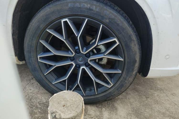 Used CHANGAN OSHAN Z6 New Energy 2023 ZhiDian iDD 150KM Flagship PLUS Smart Parking Edition Right Front Wheel Hub