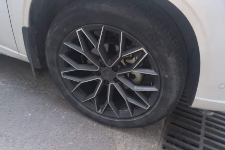 Used CHANGAN OSHAN Z6 New Energy 2023 ZhiDian iDD 150KM Flagship PLUS Smart Parking Edition Right Front Wheel Hub