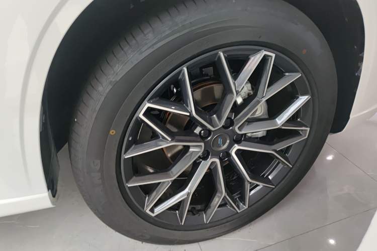 Used CHANGAN OSHAN Z6 New Energy 2023 ZhiDian iDD 150KM Flagship PLUS Right Front Wheel Hub