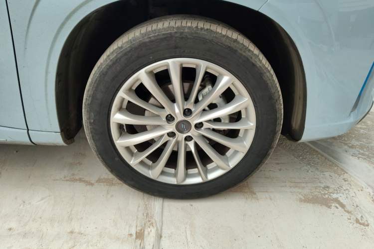 Used CHANGAN OSHAN Z6 New Energy 2023 ZhiDian iDD 150KM Flagship Model Right Front Wheel Hub