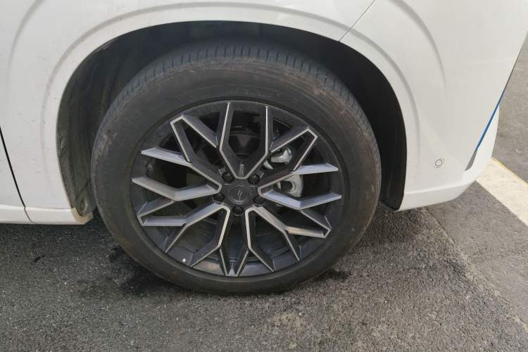 Used CHANGAN OSHAN Z6 New Energy 2023 ZhiDian iDD 150KM Flagship PLUS Smart Parking Edition Right Front Wheel Hub