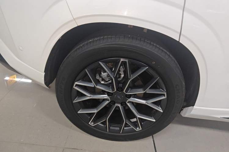 Used CHANGAN OSHAN Z6 New Energy 2023 ZhiDian iDD 150KM Flagship PLUS Smart Parking Edition Right Rear Wheel Hub