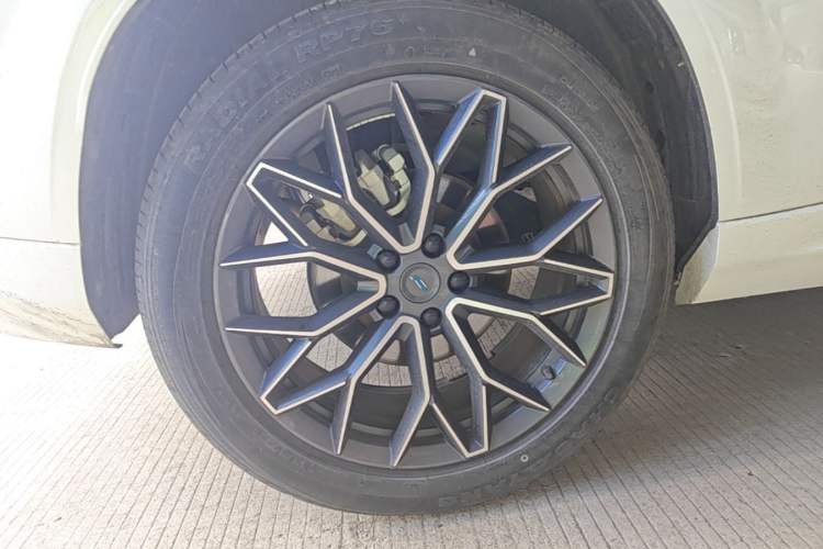 Used CHANGAN OSHAN Z6 New Energy 2023 ZhiDian iDD 150KM Flagship PLUS Smart Parking Edition Right Rear Wheel Hub