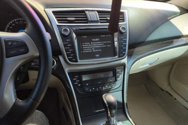 Used CHANGAN Raeton 2013 1.8T Automatic Prestige Model China IV Standard Audio And AC Panel